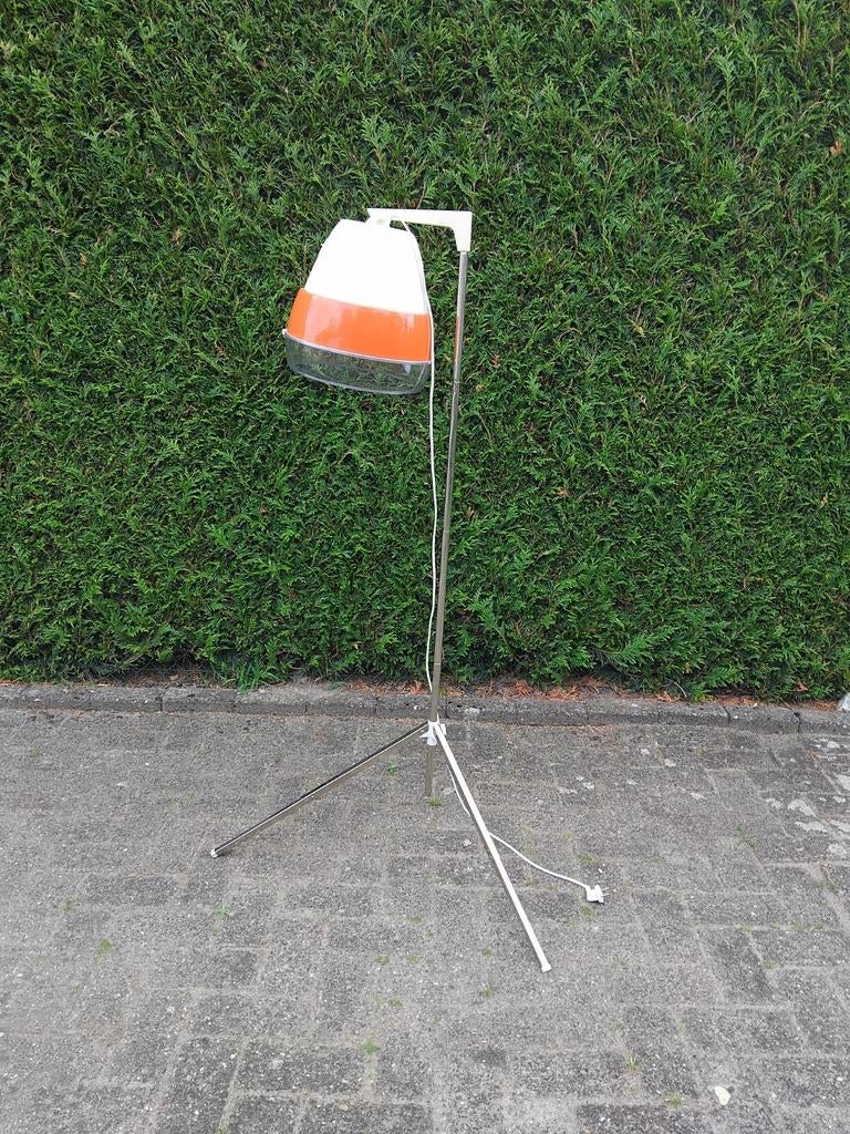 Vintage vloerlamp gemaakt van een droogkap, Huis en Inrichting, Lampen | Vloerlampen, Gebruikt, 150 tot 200 cm, Kunststof, Metaal