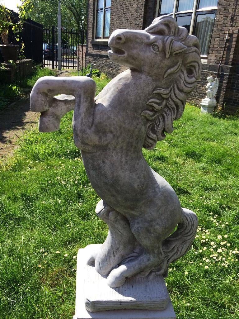 Steigerend paard klein massief gegoten steen, prachtig !!, Tuin en Terras, Ophalen of Verzenden, Steen, Dierenbeeld