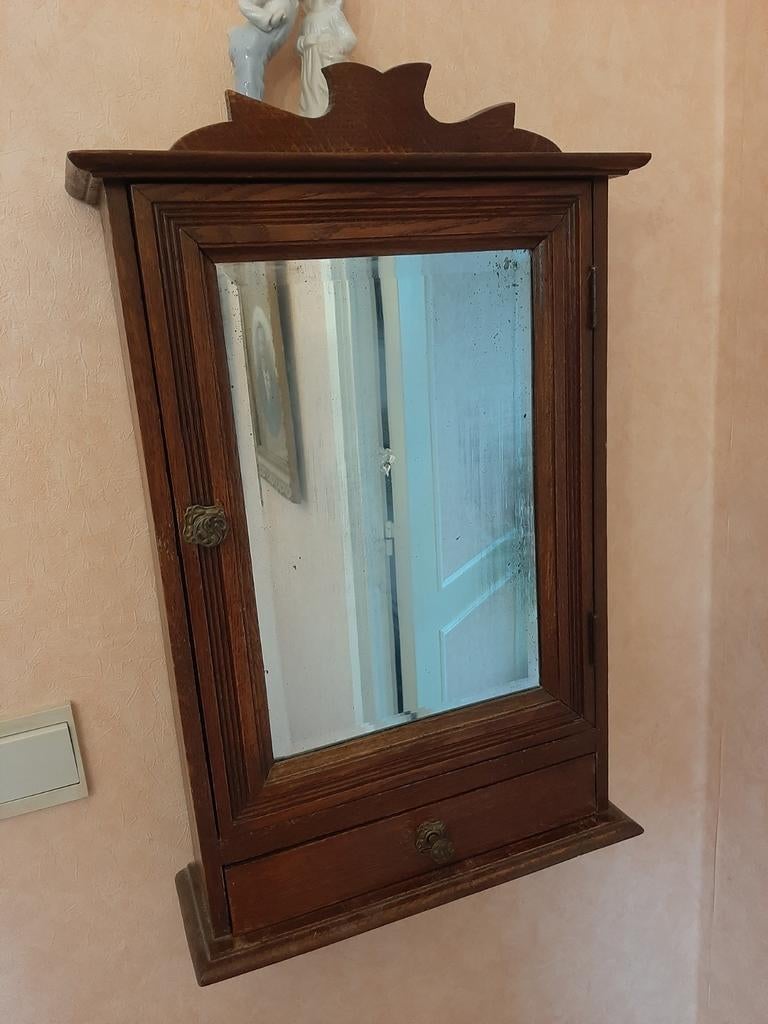 Antieken hangkastje, Ophalen