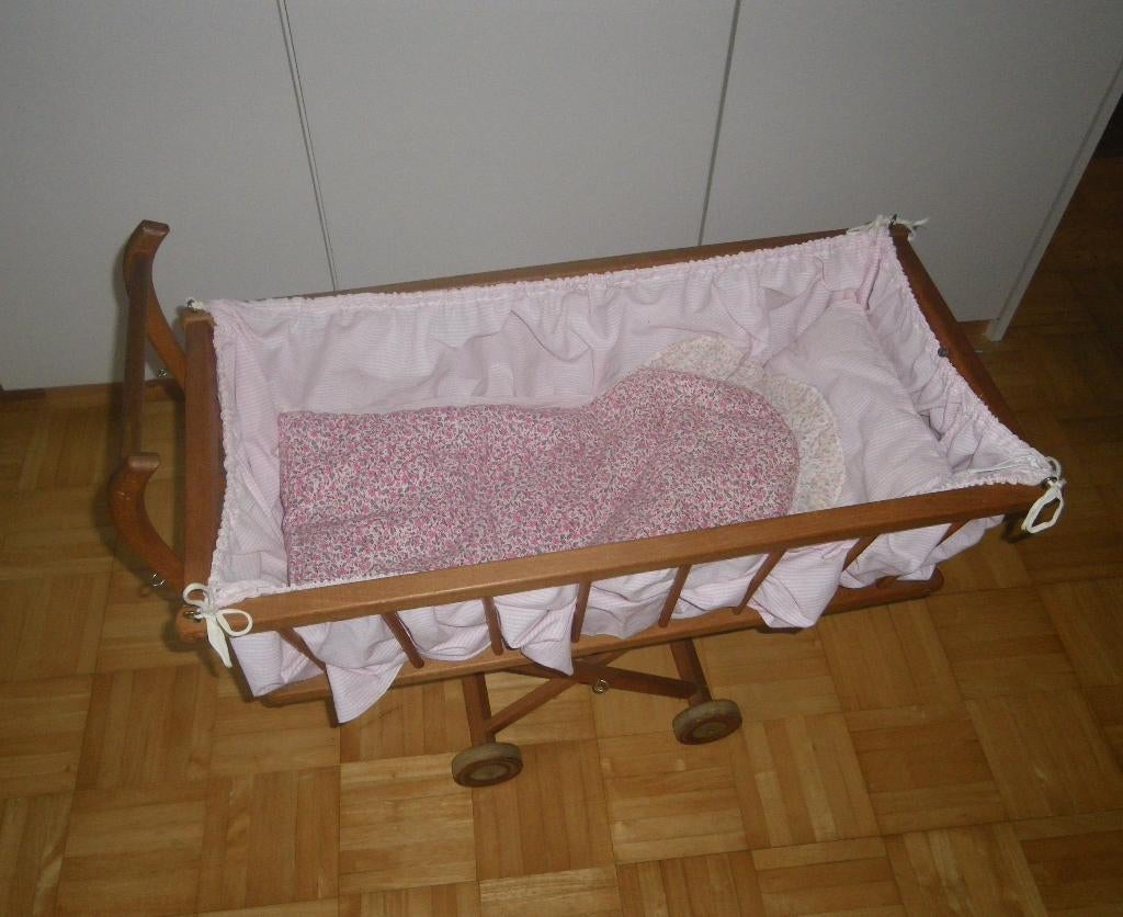 Houten poppenwieg, Ophalen, Zo goed als nieuw, Meisje