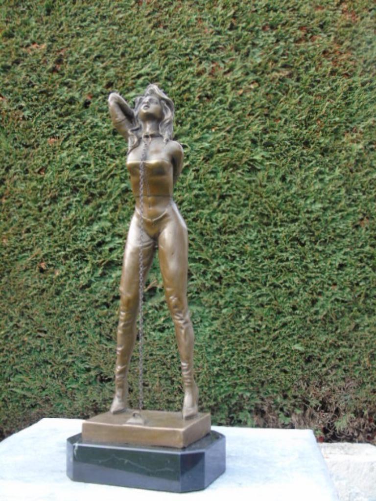 femme soumise attaché, enchaîné, bronze signé,  NICK, Antiquités & Art, Enlèvement, Bronze
