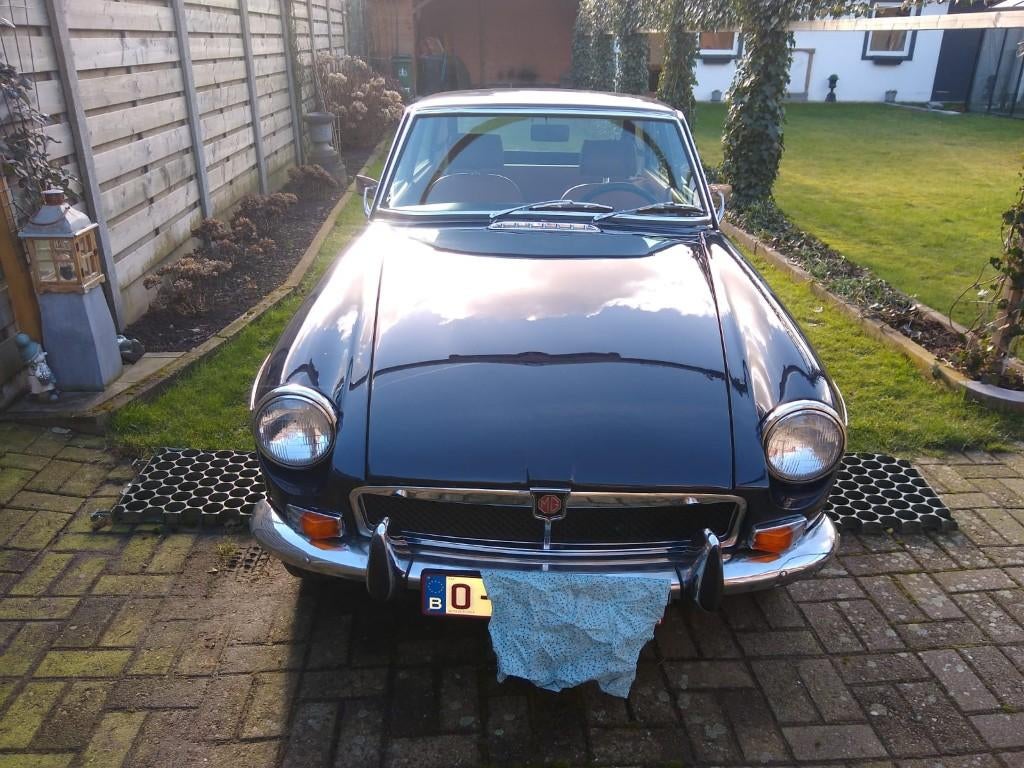 Oldtimer MG B, Auto's, MG, B, Beige, 4 cilinders, Blauw