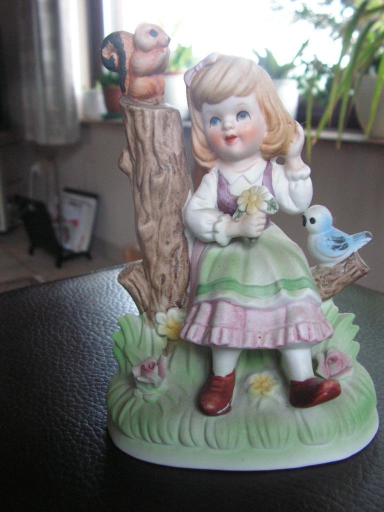 Belle figurine en biscuit représentant fille avec écureuil, Enlèvement ou Envoi, Comme neuf, Humain