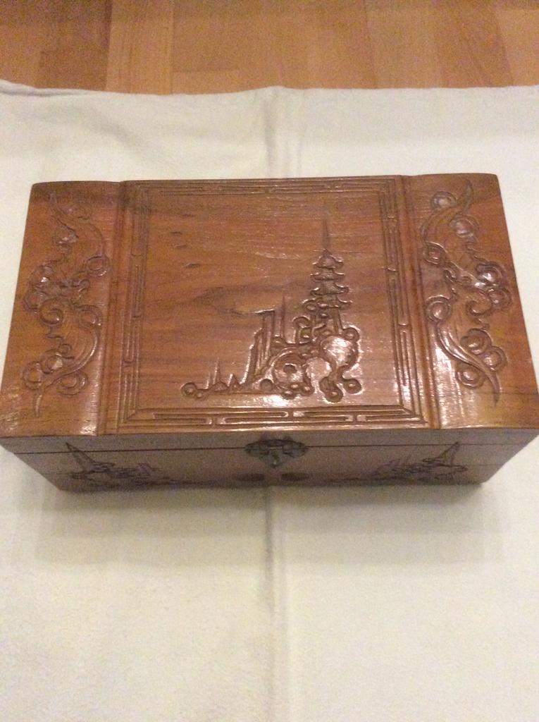 Boîte à bijoux orientale, Enlèvement