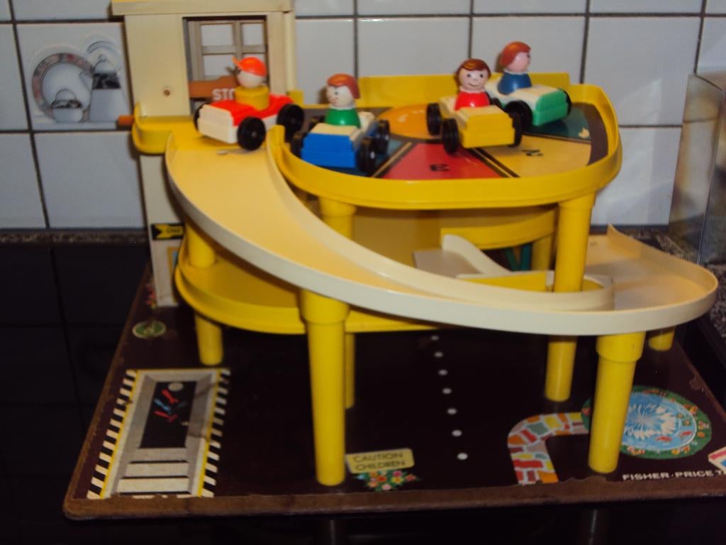 Fisher price, retro garage met 4 autootjes, 4 popjes!, Ophalen of Verzenden