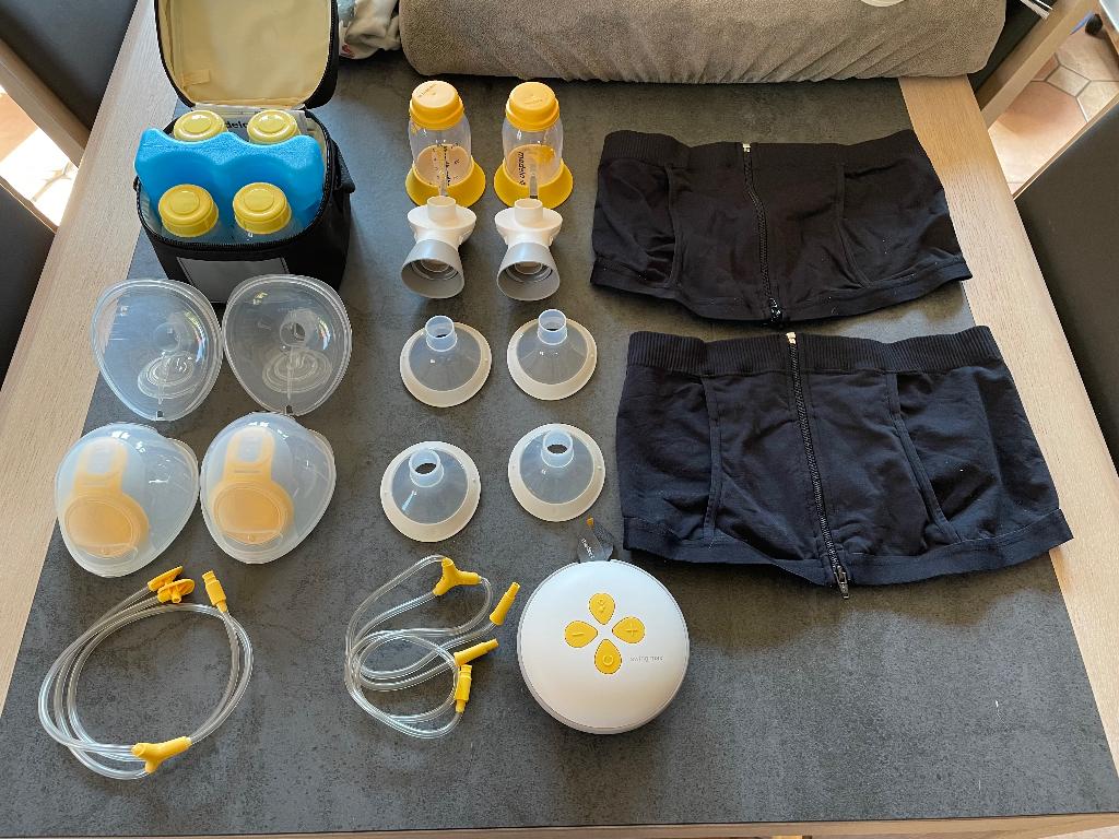 Medela dubbele borstkolf + hands free cups, Kinderen en Baby's, Ophalen, Zo goed als nieuw, Borstkolf