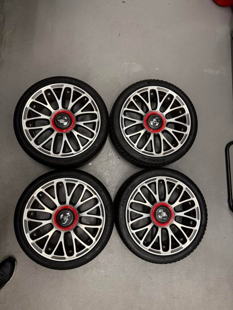 Jantes d'origine Abarth avec de bons pneus 205/40/17, Autos : Pièces & Accessoires, Enlèvement, Pneu(s)
