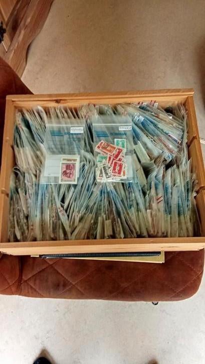 Post zegels en boeken. 0498/363840, Ophalen