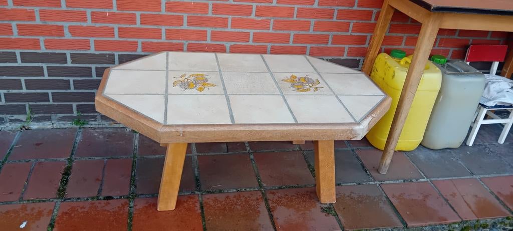 Salontafel met tegels, Enlèvement