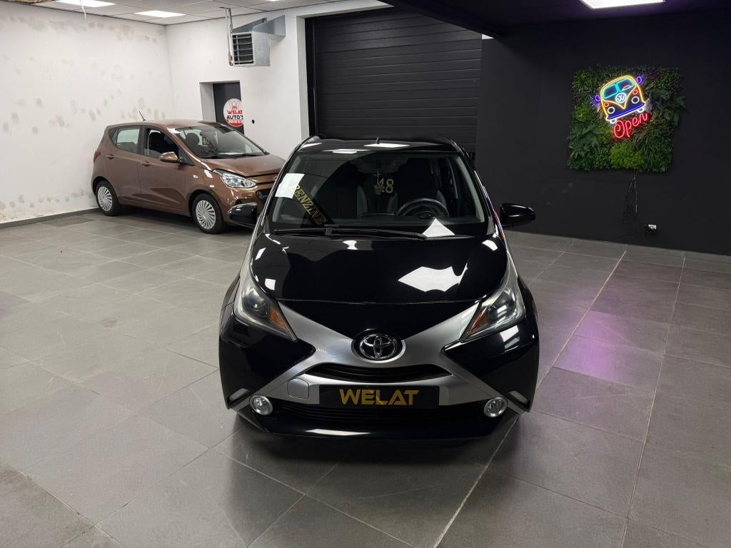 TOYOTA AYGO SPECIALE UITVOERING 2015 BENZINE 105.000KM, Auto's, Bluetooth, Zwart, Bedrijf, Handgeschakeld
