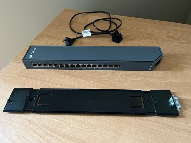 Netgear 16 port Gigabit Switch, Computers en Software, Netwerk switches, Ophalen of Verzenden, Gebruikt