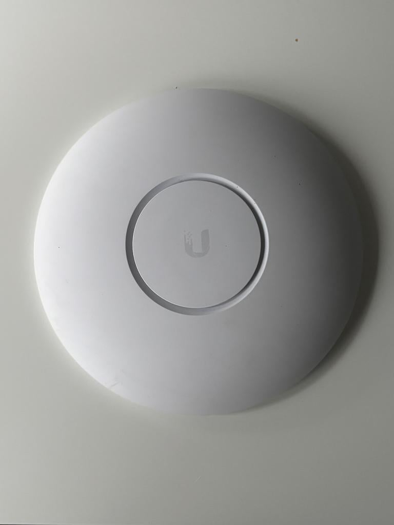 Ubiquiti UniFi AC Pro avec support imprimé en 3D, Informatique & Logiciels, Points d'accès, Comme neuf, Enlèvement ou Envoi