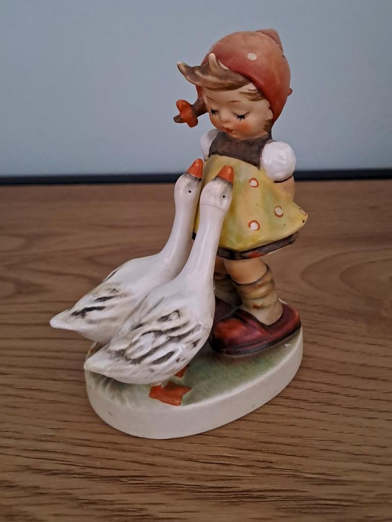Hummel - Goebel Meisje met hongerige ganzen, Antiek en Kunst, Ophalen of Verzenden