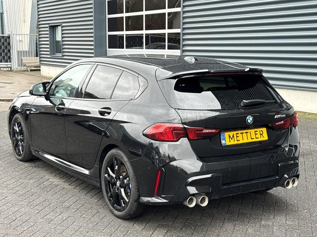 BMW 1-serie M135 xDrive, harman kardon, 360 camera, head up, Autos, 750 kg, Entreprise, Entretenue par le concessionnaire, Noir