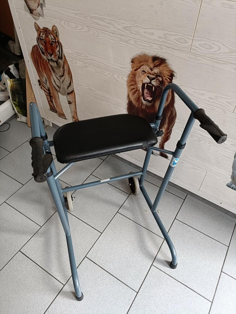 Tribune déambulateur 2 pieds 2 roues et assise ou tablette, Ophalen