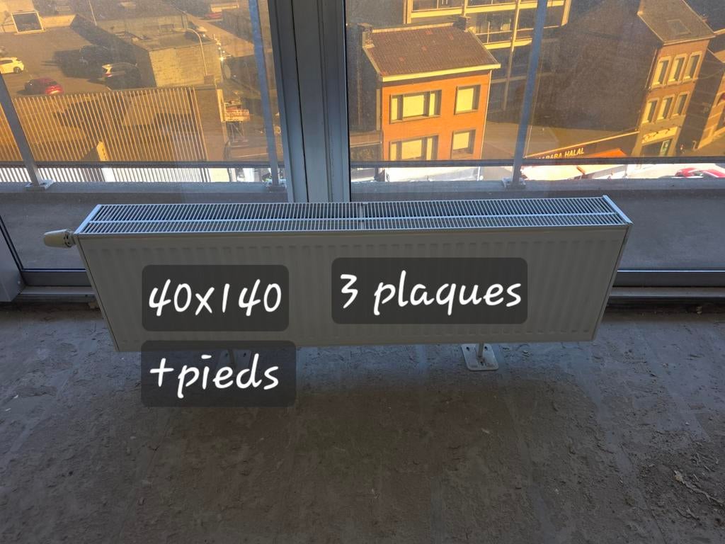 Radiateur blanc sur pieds Van Marcke 3 plaques de 140x40, Comme neuf, Enlèvement, Haut rendement (HR), Radiateur