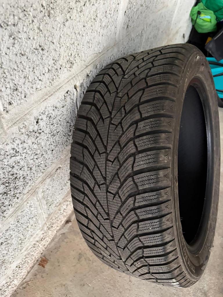 4 pneus hiver 235/45 R17 97v, Enlèvement, Comme neuf