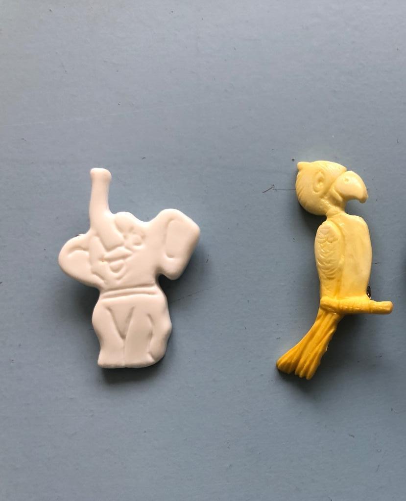 Broche kunststof papegaai , olifant broches dier vogel, Handtassen en Accessoires, Broches, Ophalen of Verzenden, Zo goed als nieuw