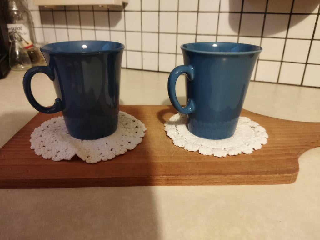 2 tasses hautes bleues, Enlèvement ou Envoi, Comme neuf, Porcelaine, Tasse(s) et/ou soucoupe(s)