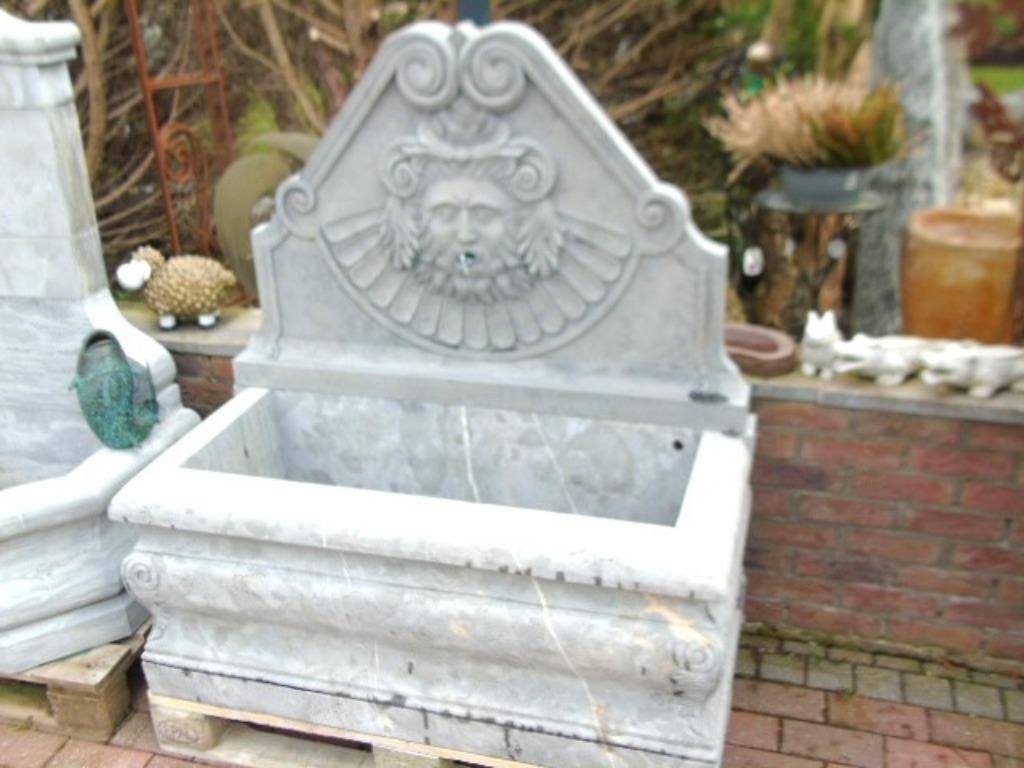 fontaine en pierre bleu fronton soleil ., Enlèvement, Neuf, Pierre, Fontaine