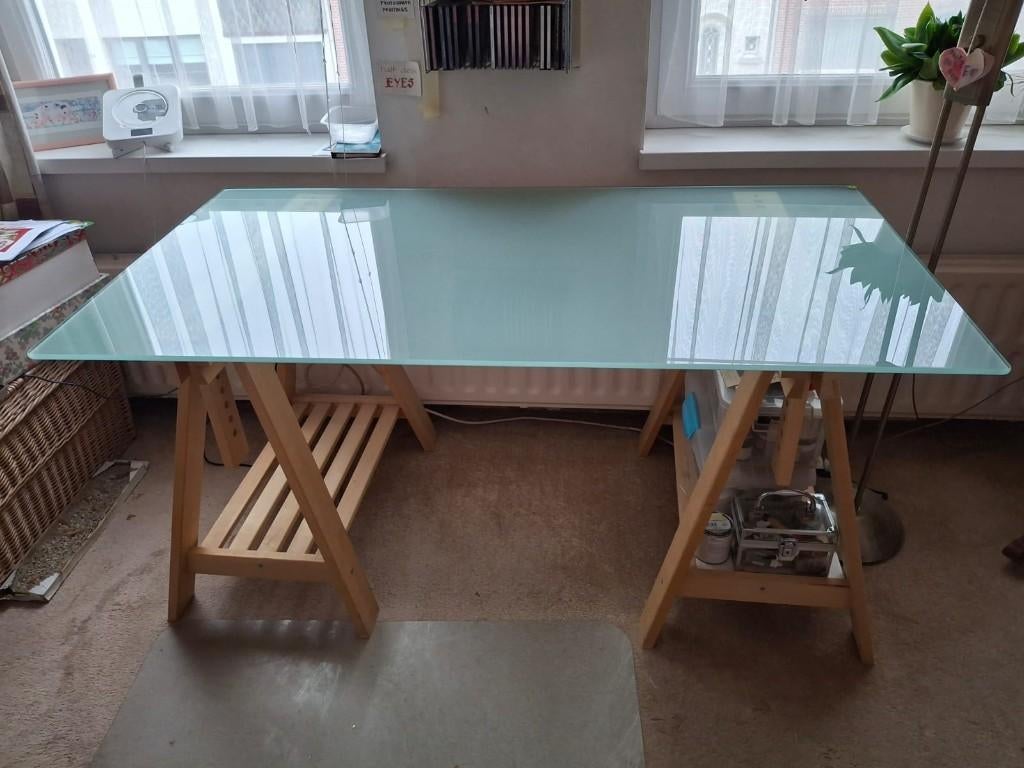 bureau tafel met glazen blad en houten schragen, Huis en Inrichting, Ophalen, Gebruikt, Bureau