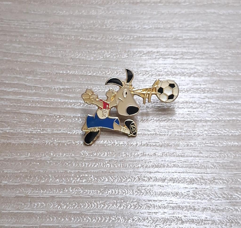 PIN - ENERGIZER - WORLD CUP FOOTBALL USA 1994 - VOETBAL, Verzamelen, Verzenden, Gebruikt, Sport, Speldje of Pin