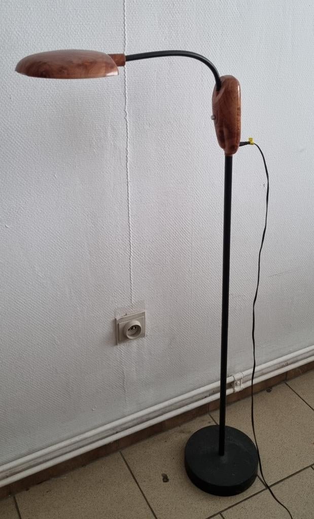 Le lampadaire LED à vendre fonctionne à l'électricité et à p, Maison & Meubles, Lampes | Lampadaires, Enlèvement, Comme neuf