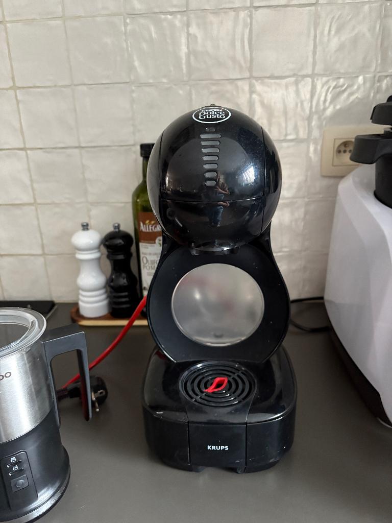 Dolce Gusto machine met melkopschuimer, Ophalen, Zo goed als nieuw, Koffiepads en cups