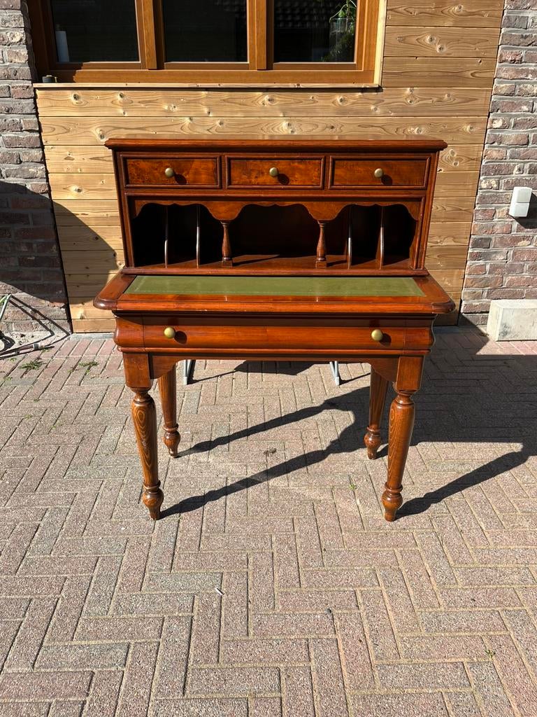 Secrétaire anglaise, Enlèvement, Comme neuf