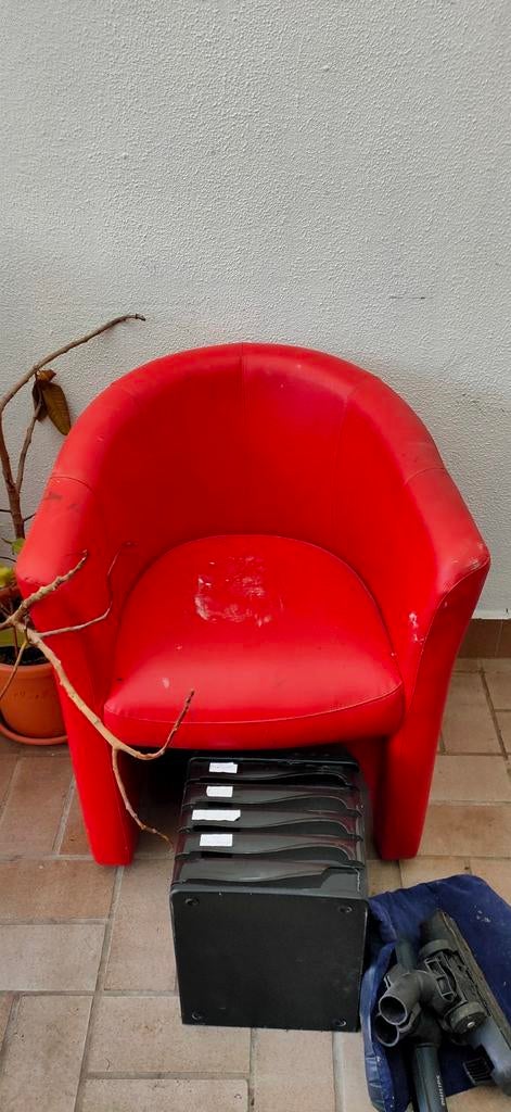 Fauteuil rouge, Enlèvement