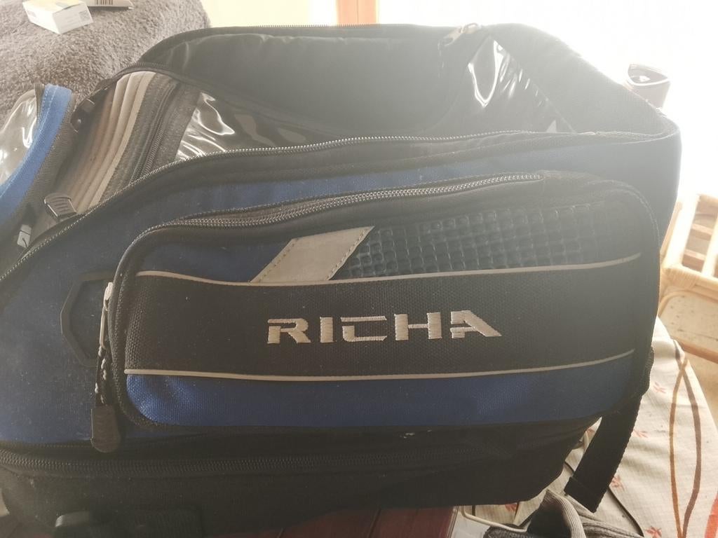 Sac ventouse moto de marque Richa, Motos, Accessoires | Valises & Sacs, Enlèvement, Comme neuf