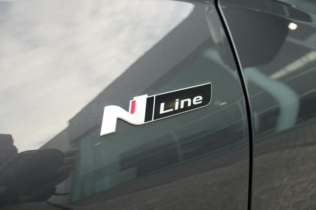 Hyundai Tucson HEV 1.6T Feel N-Line Autom *WIRELESS APPLE/AN, Auto's, Hyundai, 239 pk, 176 kW, Zwart, Leder en Stof