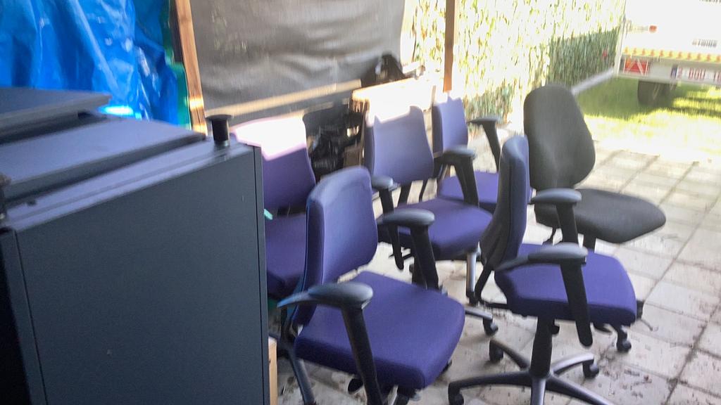 Een lot bureaus, Ophalen, Zo goed als nieuw