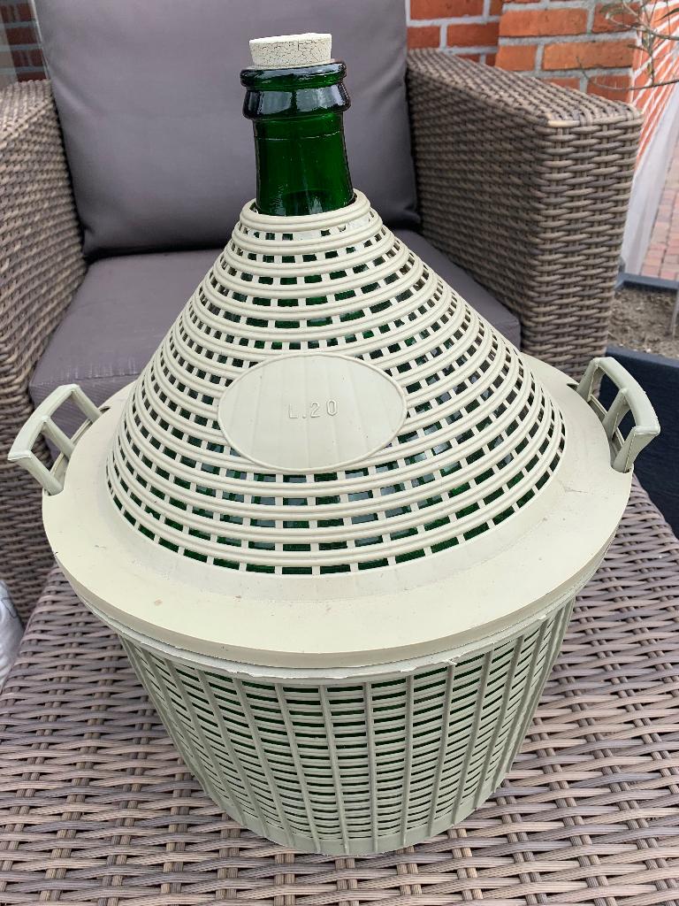 mandfles, ook bekend als een demijohn of dame-jeanne, Ophalen