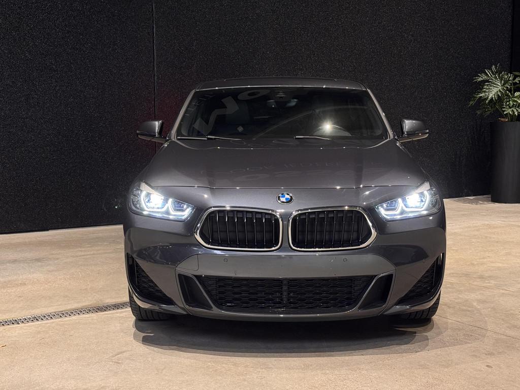 BMW X2 xDrive20i PANO | M PACK | LEDER | Trekhaak, Auto's, BMW, Automaat, Zwart, 4 cilinders, 2000 kg