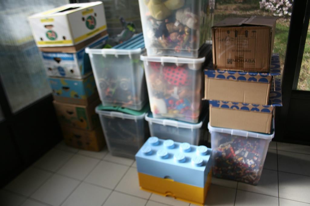 Lot rommelmarkt spullen pluches tmnt action man jeans lego, Enlèvement