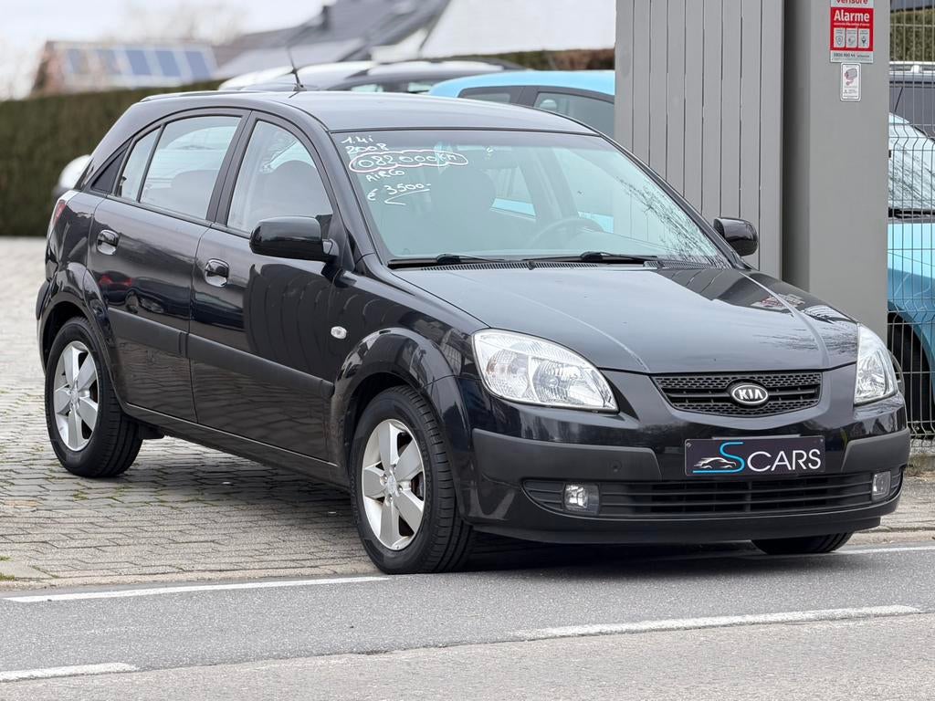 Kia Rio 1.4i ** 082.000 km ** Airco **, Auto's, Kia, Voorwielaandrijving, Electronic Stability Program (ESP), Zwart, Bedrijf