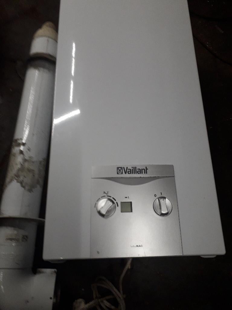 chauffe eau gaz VAILLANT TURBOMAG pieces ou rép, Doe-het-zelf en Bouw, Ophalen, Aardgas, Geiser, Zo goed als nieuw