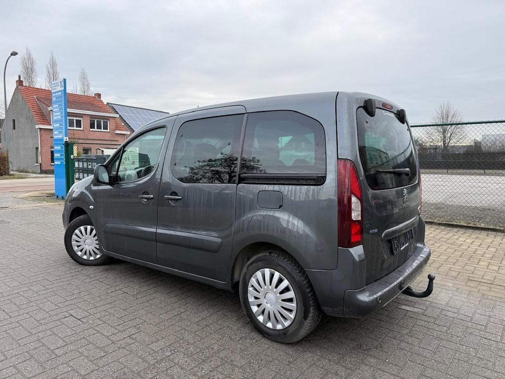 Peugeot Partner 1.2 Benzine | Trekhaak | Camera | Nieuwe rie, Voorwielaandrijving, Monovolume, Gebruikt, 1295 kg