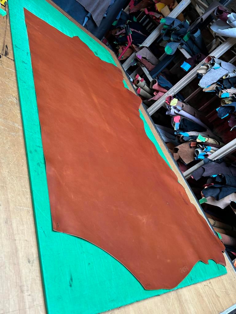 Cognac kalfs halve huid 1,5 mm dik iets stug en glad lap A44, Enlèvement ou Envoi, Comme neuf