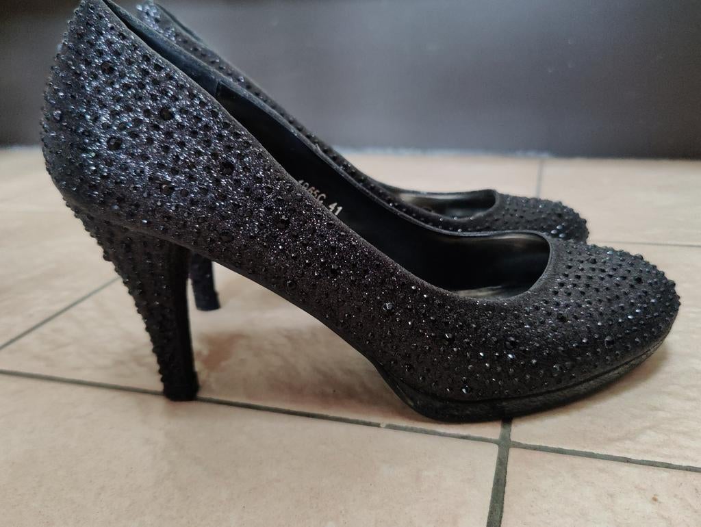 Zwarte pumps met kleine studs (maat 41), Kleding | Dames, Schoenen, Pumps, Zwart, Ophalen of Verzenden, Zo goed als nieuw