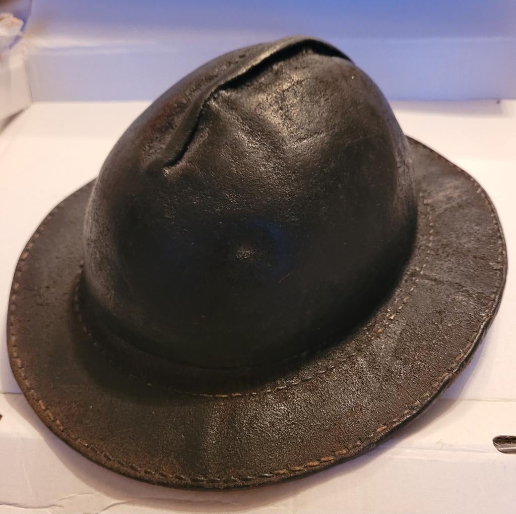 Magnifique et très ancien chapeau de mineur en cuir, Antiquités & Art, Enlèvement ou Envoi