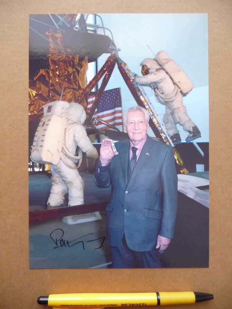PAUL VAN HOEYDONCK ;FOTO : FALLEN ASTRONAUT, GESIGNEERD, Ophalen of Verzenden