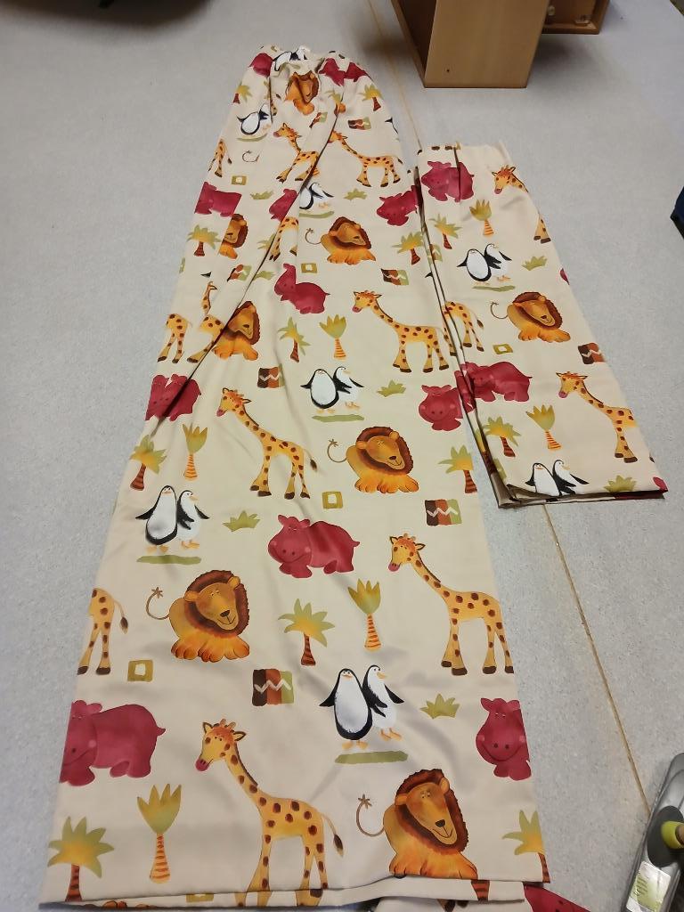 2 verduisterende draperieën kinderkamer - 1 lange  + 1 korte, Ophalen, Zo goed als nieuw, 200 cm of meer