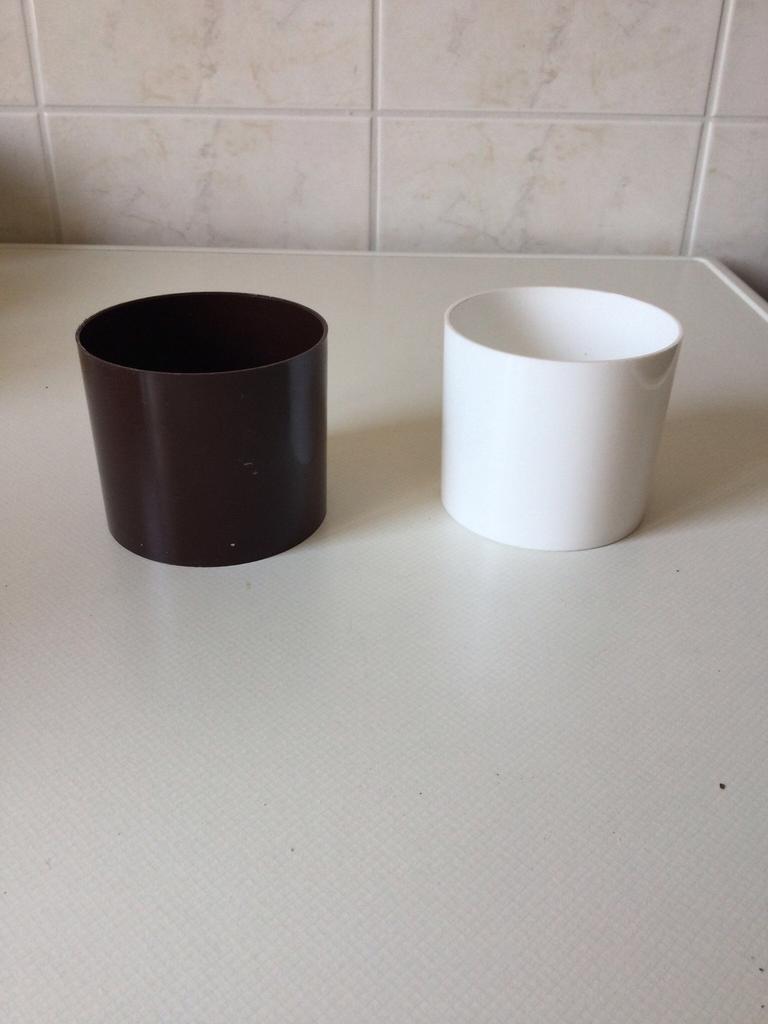 Twee plastieken bloempotten - cachepots, Tuin en Terras, Ophalen of Verzenden, Zo goed als nieuw