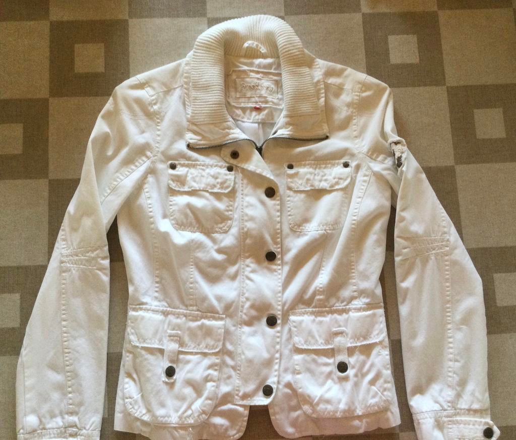 Witte jas Broadway, Ophalen