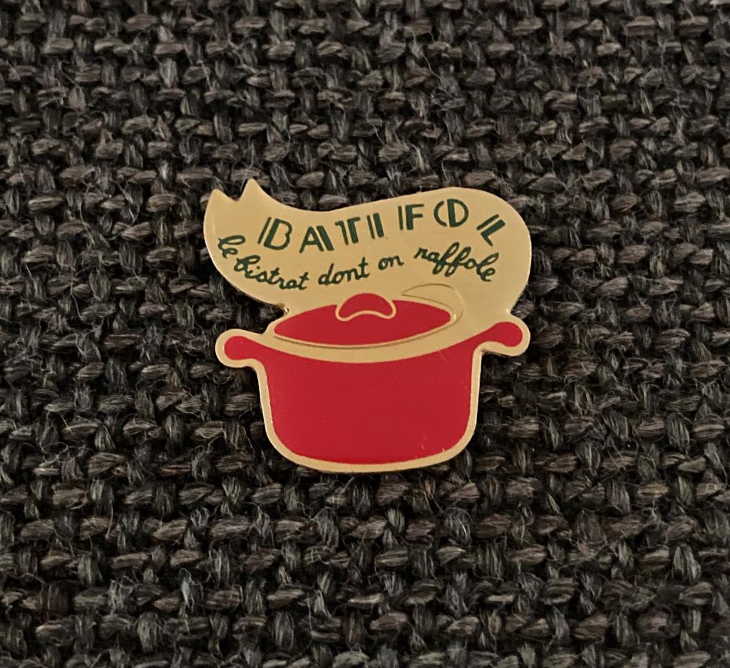 PIN - BATIFOL - LE BISTROT DONT ON RAFFOLE, Envoi, Utilisé, Autres sujets/thèmes, Insigne ou Pin's