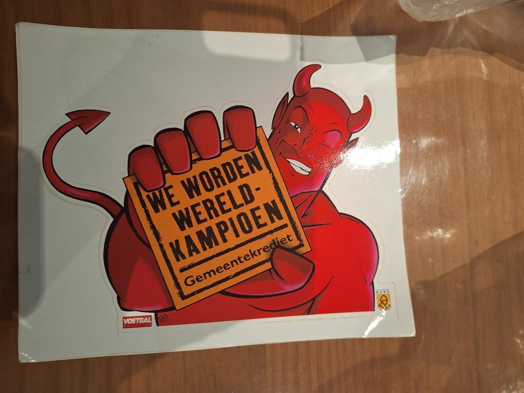 Vintage sticker Rode Duivels voetbalmagazine gemeentekrediet, Ophalen of Verzenden, Zo goed als nieuw, Sport