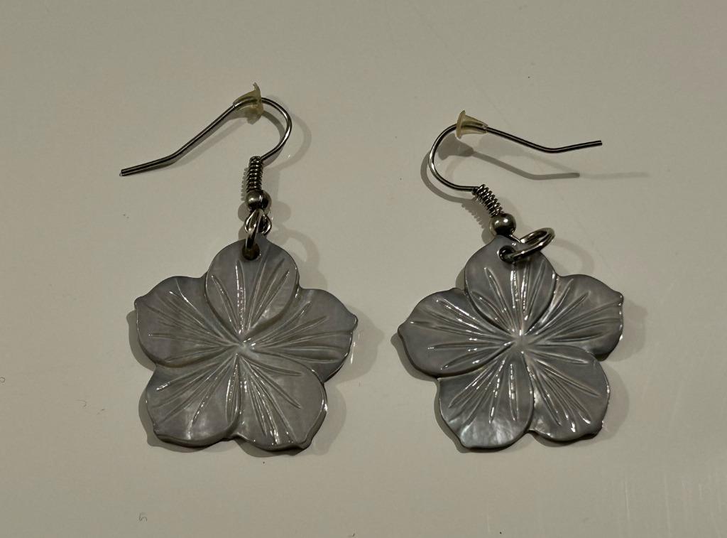 Grijze bloemvormige oorbellen, Bijoux, Sacs & Beauté, Boucles d'oreilles, Enlèvement ou Envoi, Neuf, Gris, Pendantes