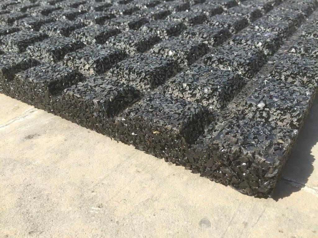 Dalles (neuves) en caoutchouc pour écurie, box, 1mx1mx3cm, Animaux & Accessoires, Box & Pâturages, Kriden, Info@kriden.be, Belgique